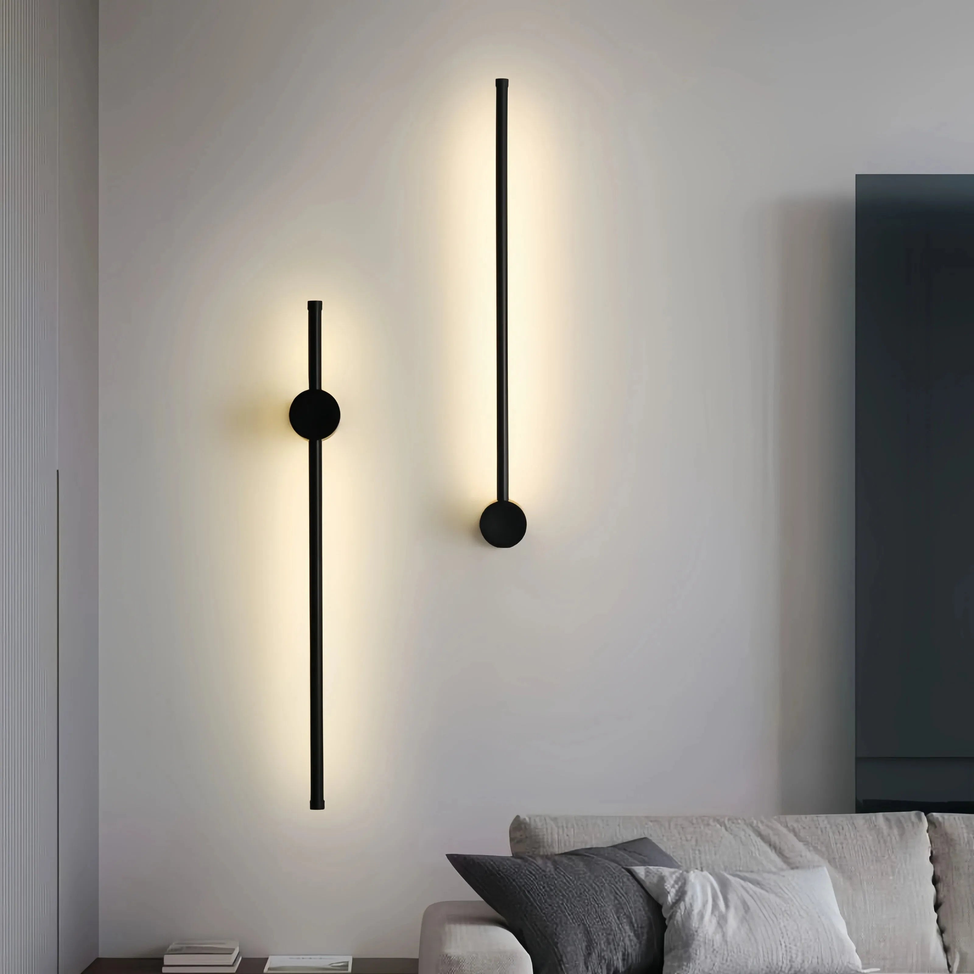 Lineare Wandleuchte in Schwarz an einer Innenwand