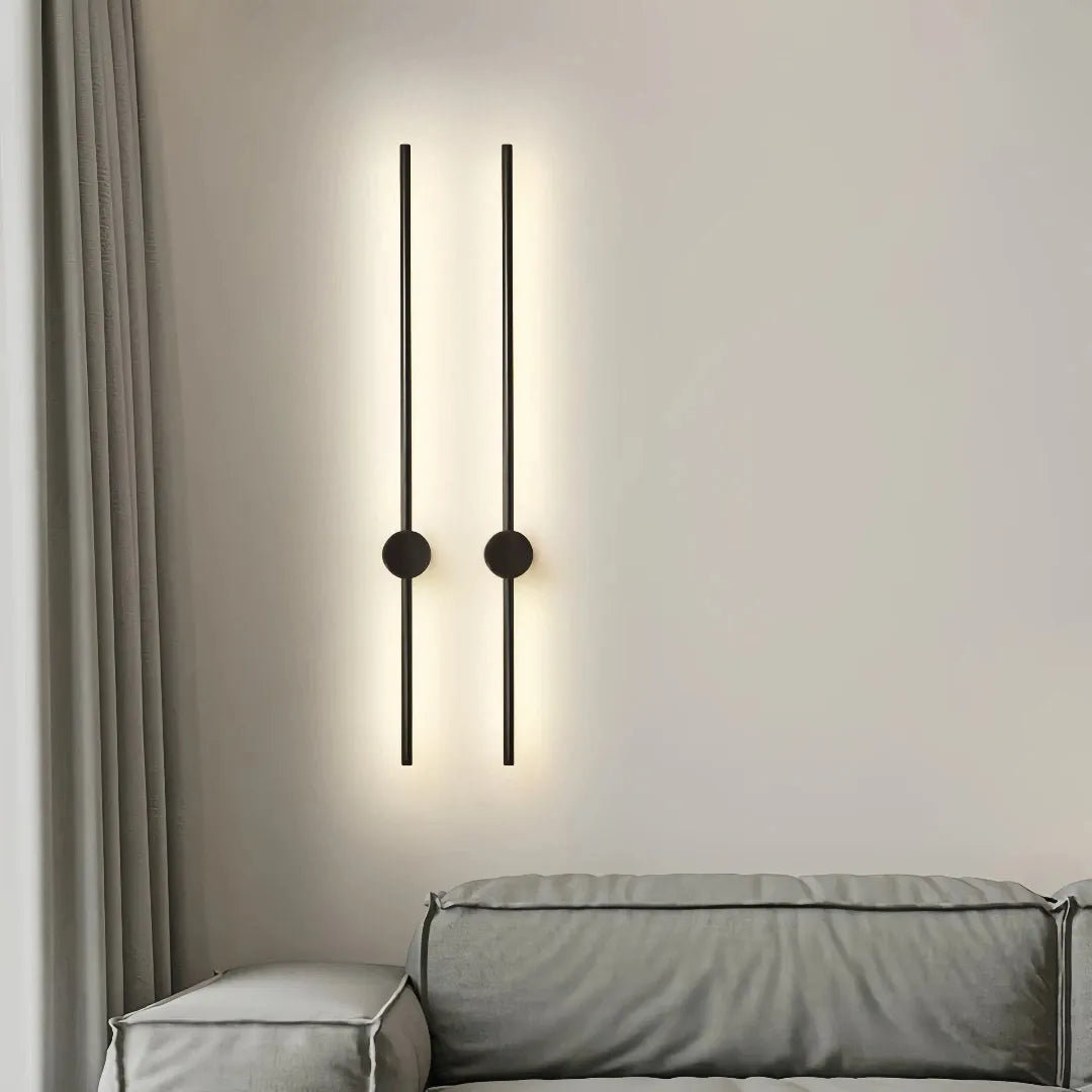 Lineare Wandleuchte in Schwarz an einer Innenwand