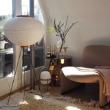 Reispapier-Stehlampe im japanischen Stil mit Dreibein für Wohnzimmer