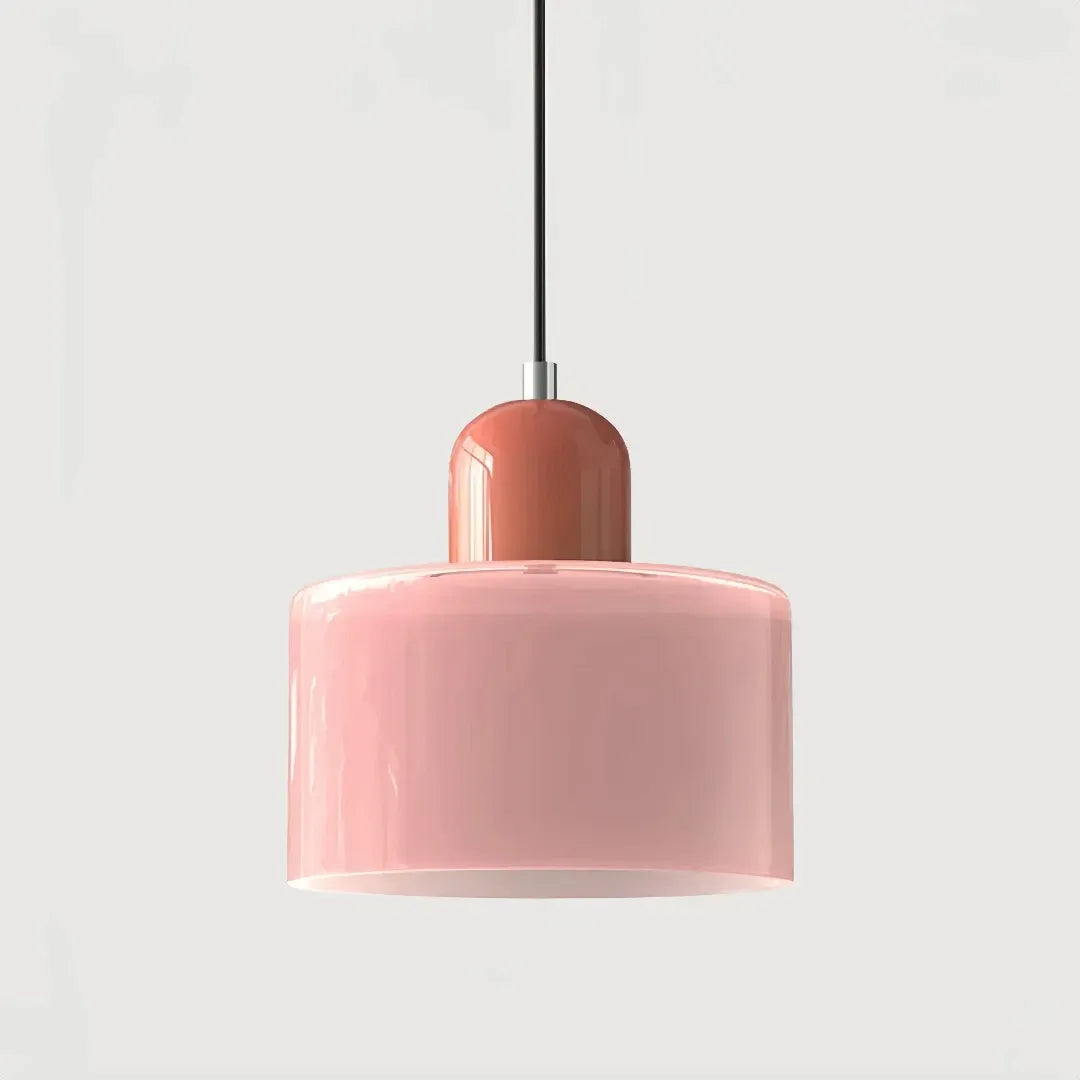 Pendelleuchte aus rosa Glas im Bauhaus-Stil über dem Esstisch