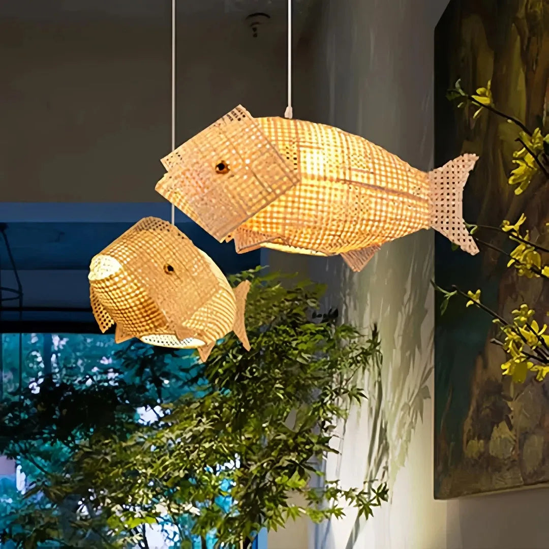 Fischförmige Rattan-Pendelleuchte im Wohnzimmer 