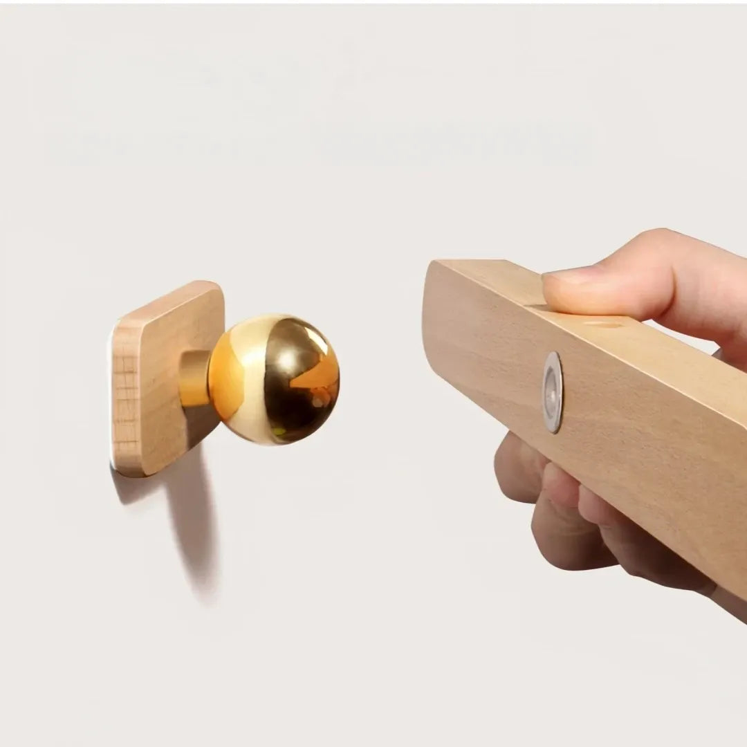 Hand nimmt den Leuchtenkörper von der magnetischen Wandhalterung ab