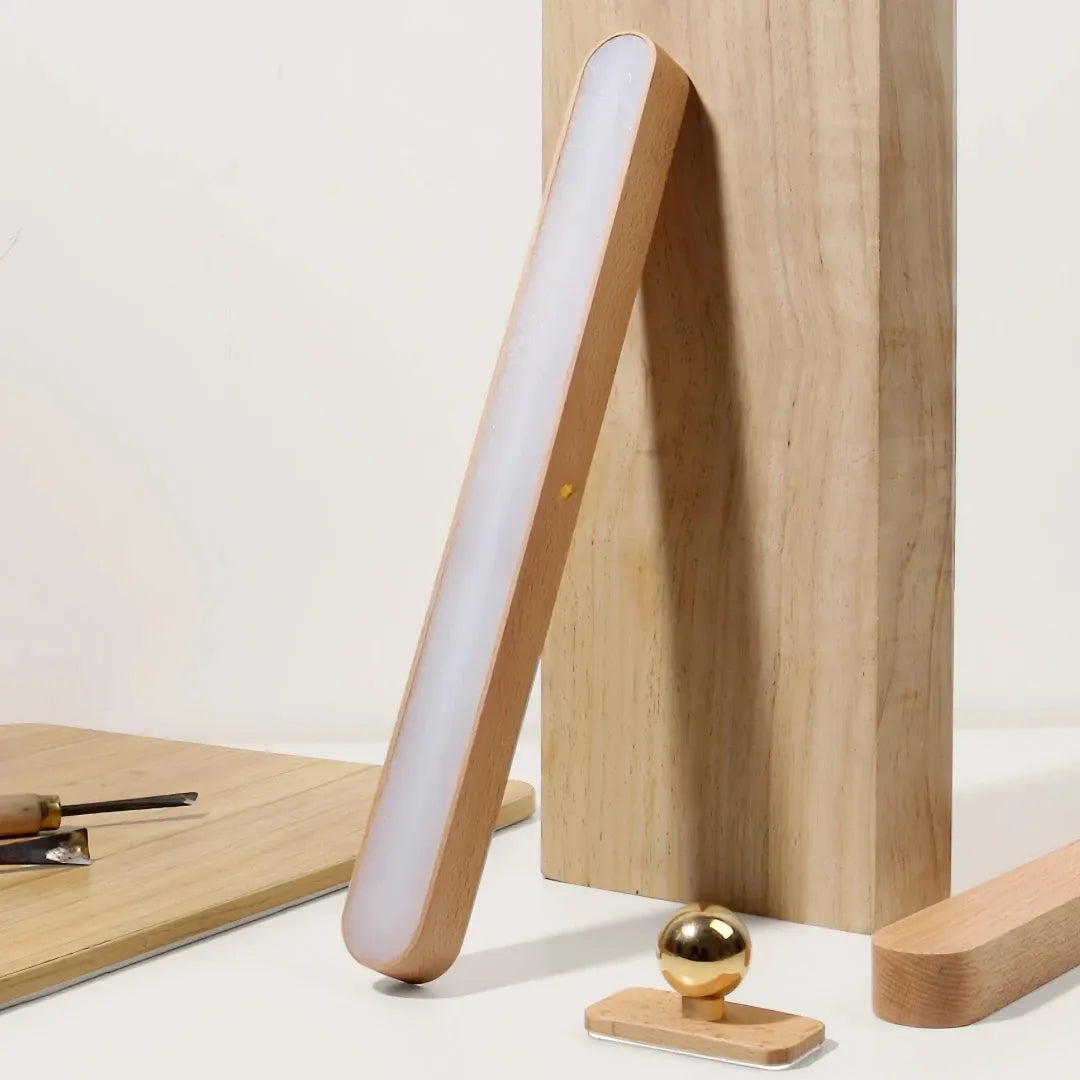 Abnehmbare Holz-Wandleuchte mit magnetischer Kugelhalterung