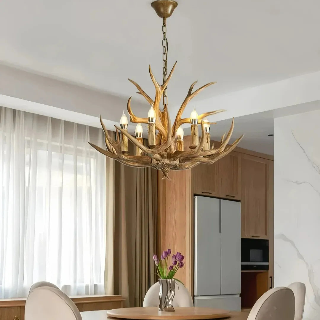 Kronleuchter mit Geweih im Landhausstil für Wohnzimmer