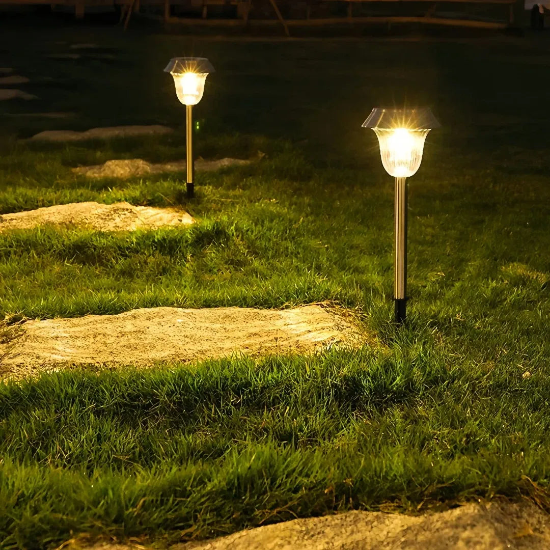 Warmweißes Licht der LED Solar-Gartenleuchte im Außenbereich
