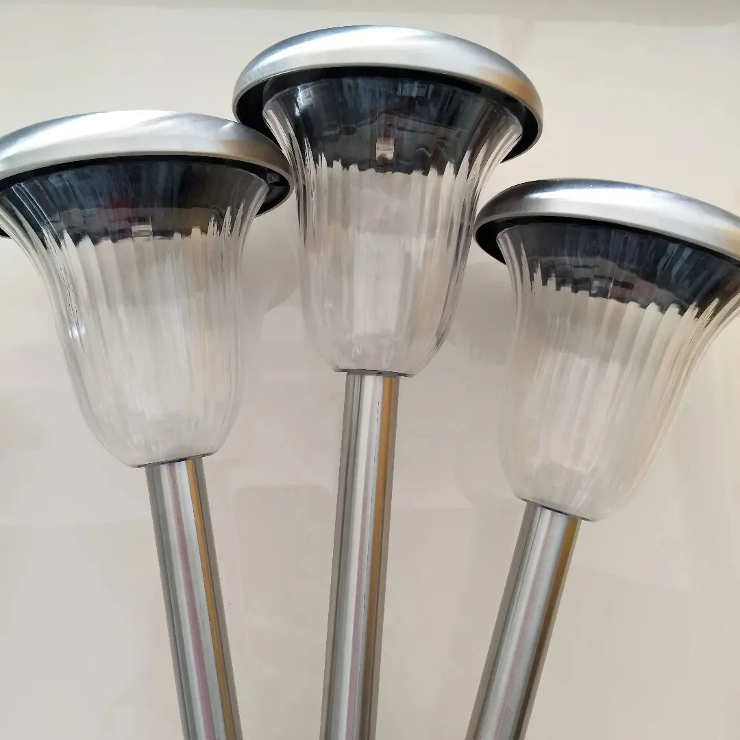 Solarleuchte mit Solarpanel und zylindrischem Schirm