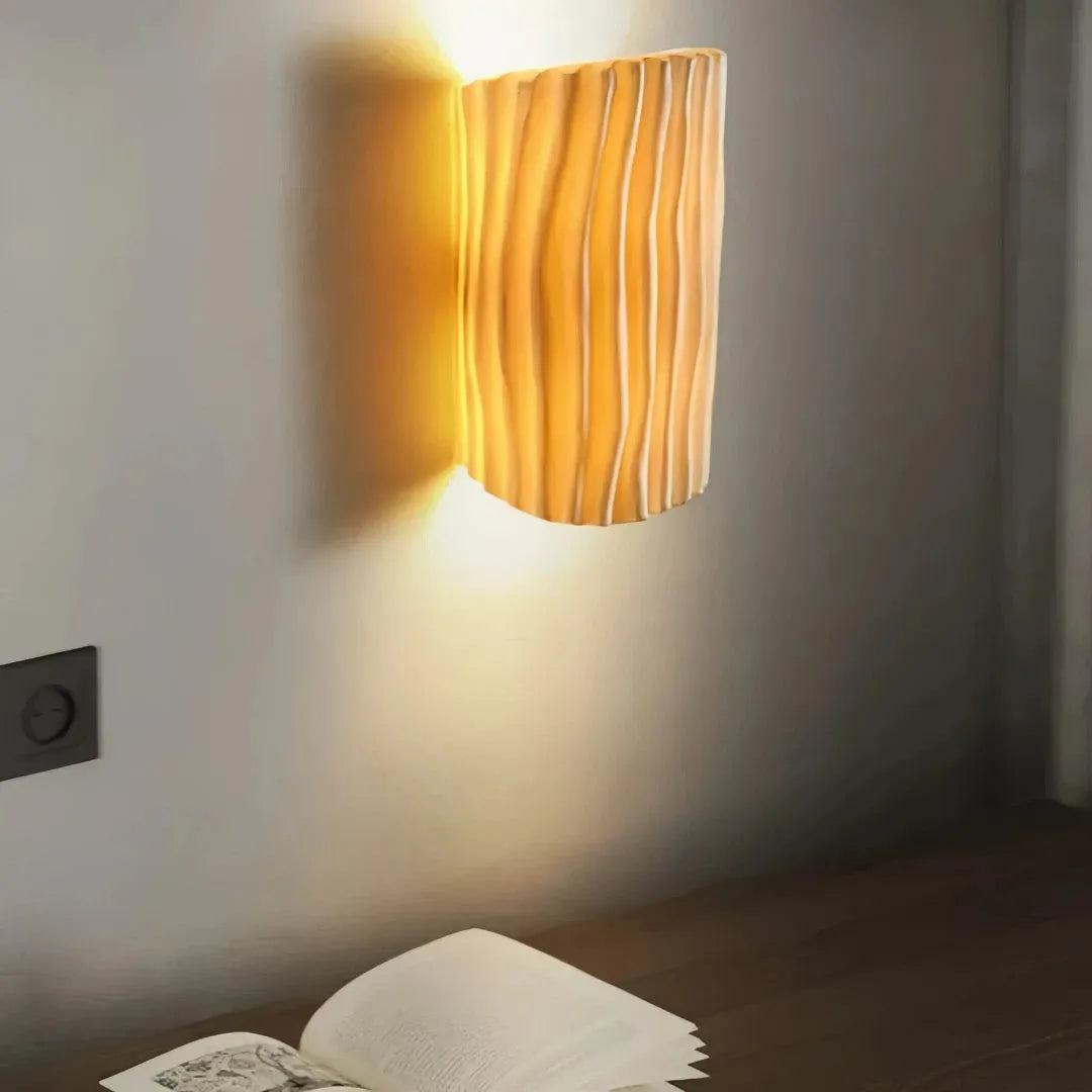Moderne LED-Wandleuchte mit Rillendesign in Orange