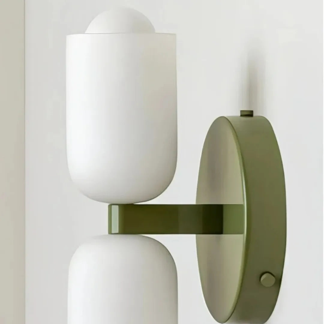Glasschirm einer modernen LED-Wandleuchte – Detailansicht 