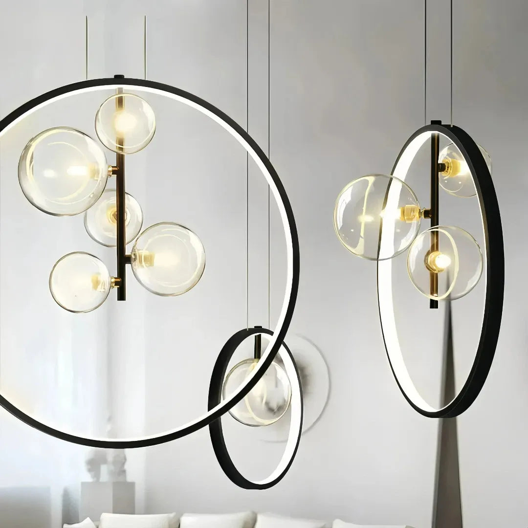 Bubbles LED-Pendelleuchte mit runden Glaskugeln im modernen Esszimmer