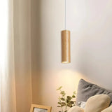 Kleine Holz-Pendelleuchte im Schlafzimmer