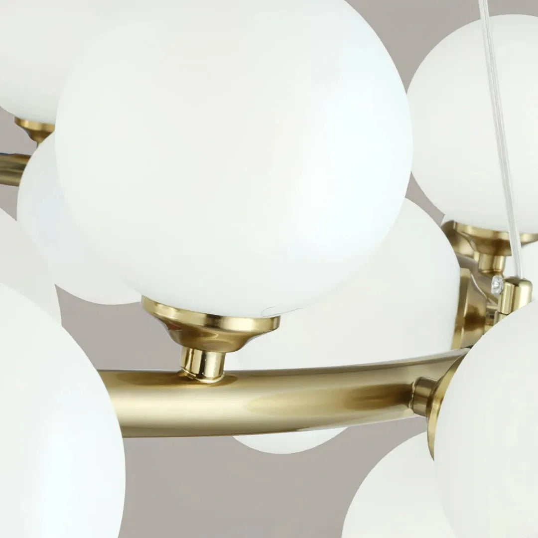 Goldener Kronleuchter mit Opalglas-Kugeln und Metallarmen