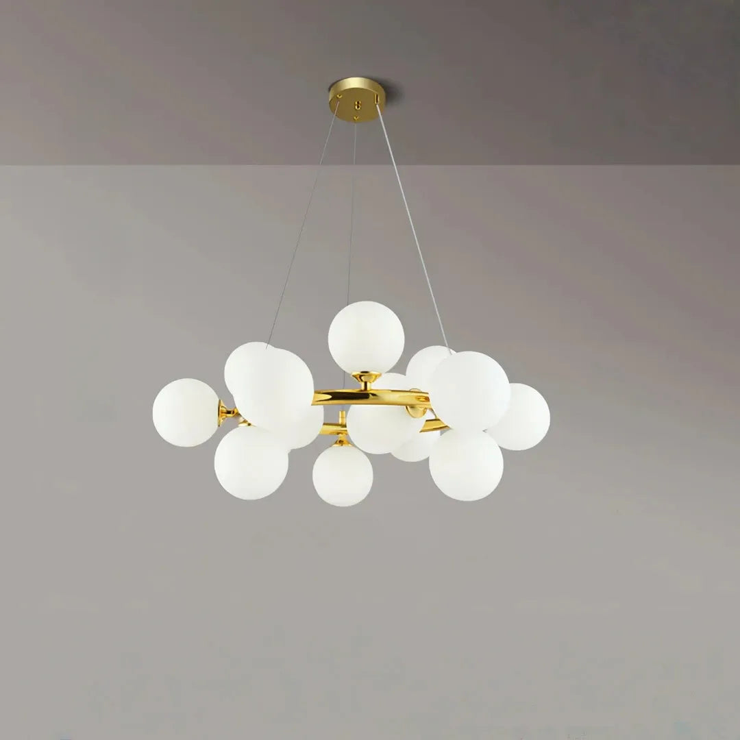Goldener Kronleuchter mit Opalglas-Kugeln und Metallarmen  