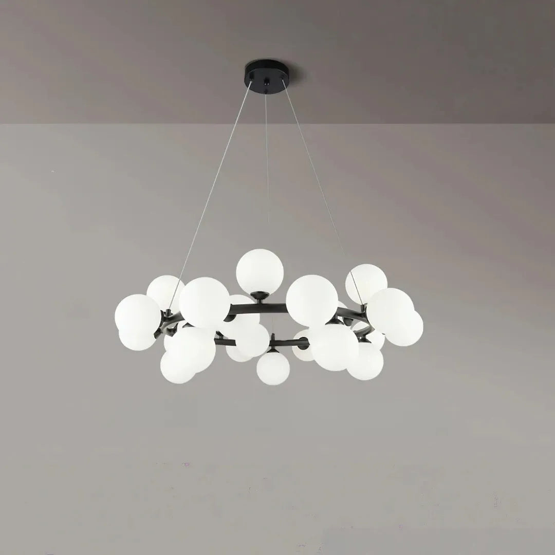 Moderner Kronleuchter mit Opalglas-Kugeln in einem stilvollen Innenraum  