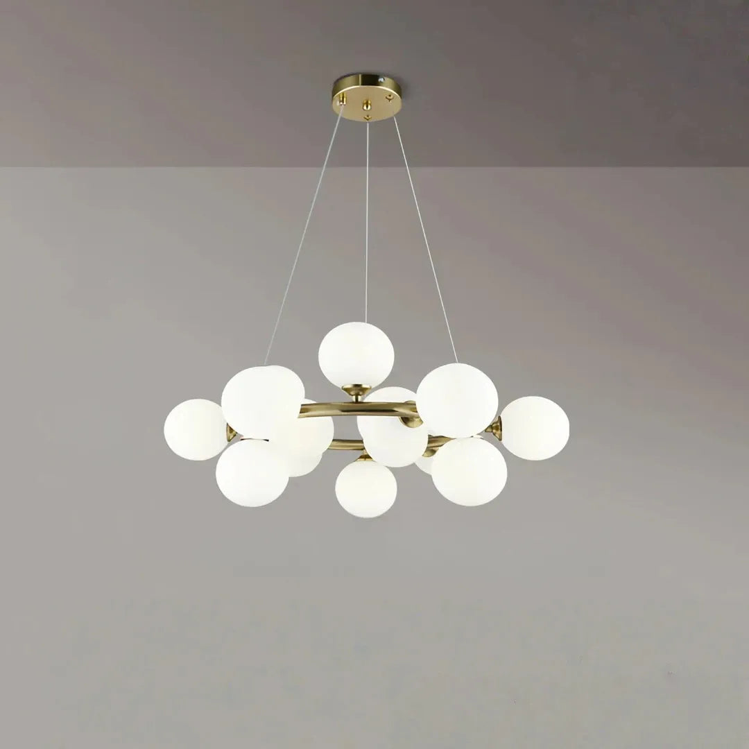 Kupferfarbener Kronleuchter mit Opalglas-Kugeln
