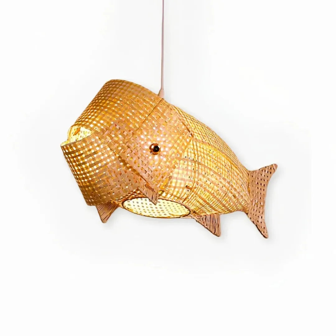 Detailaufnahme der Fischform am Rattanschirm 