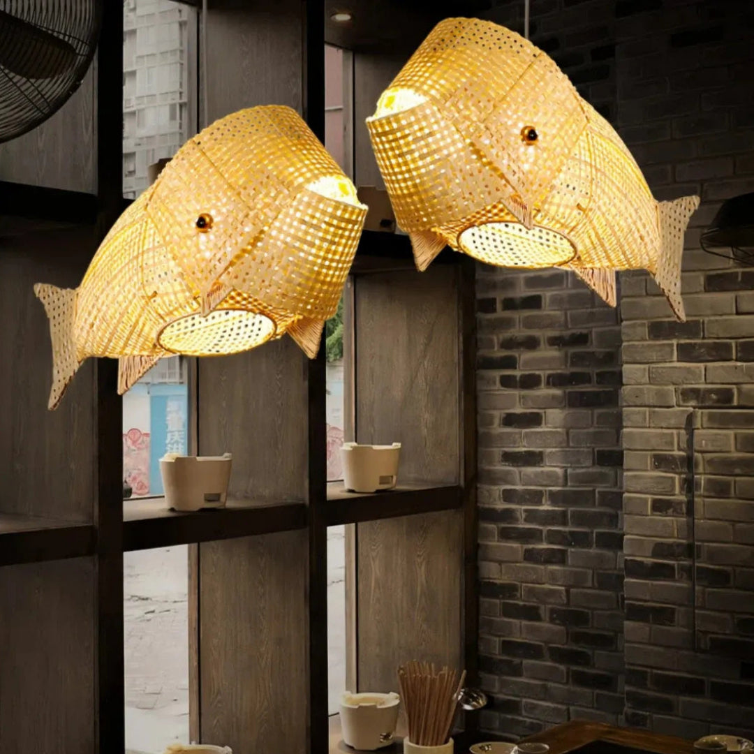 Beleuchtete Rattan-Pendelleuchte mit warmem Licht 