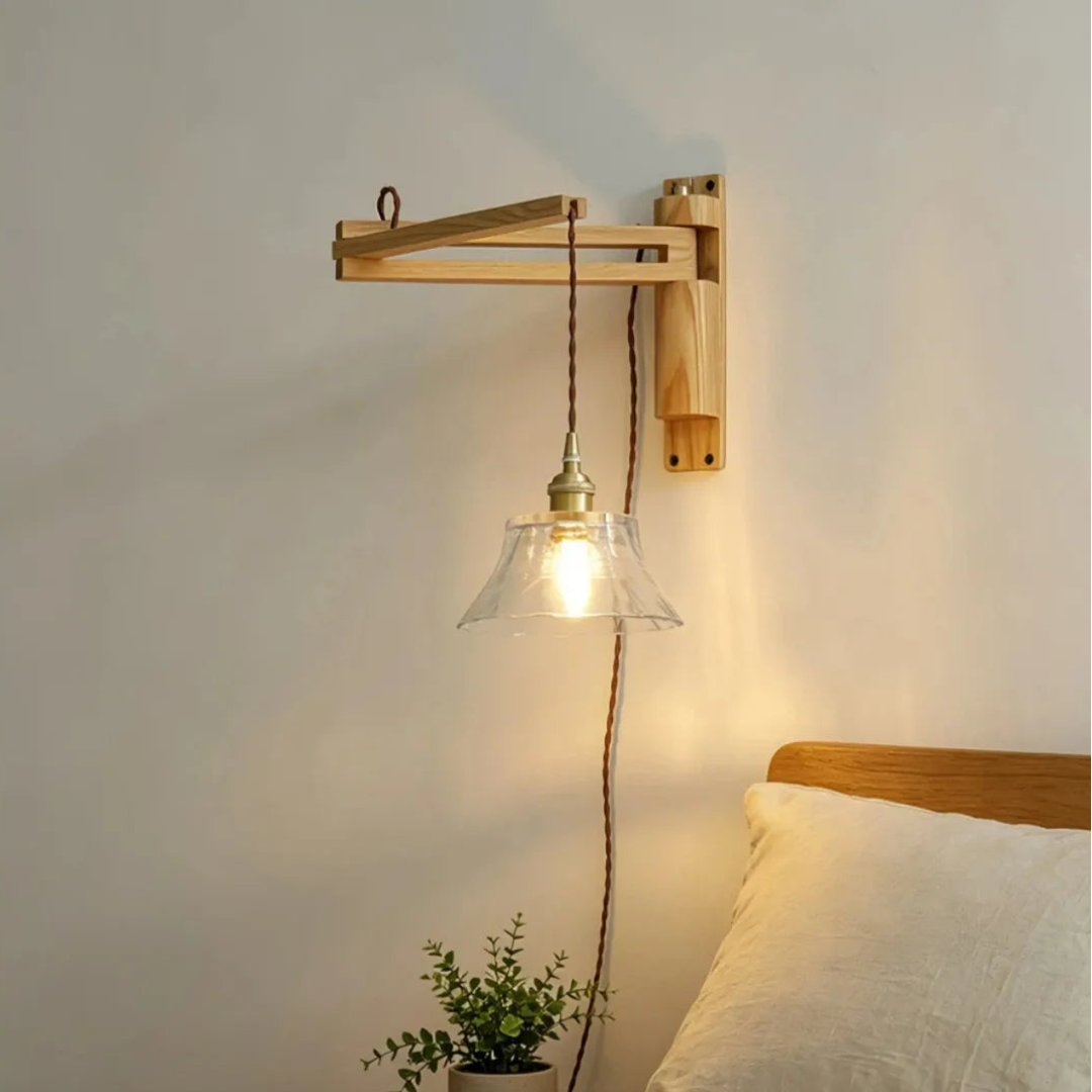 Wandleuchte aus Holz mit transparentem Glasschirm 