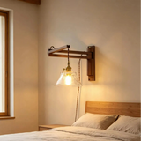 Wandleuchte aus Holz mit transparentem Glasschirm 