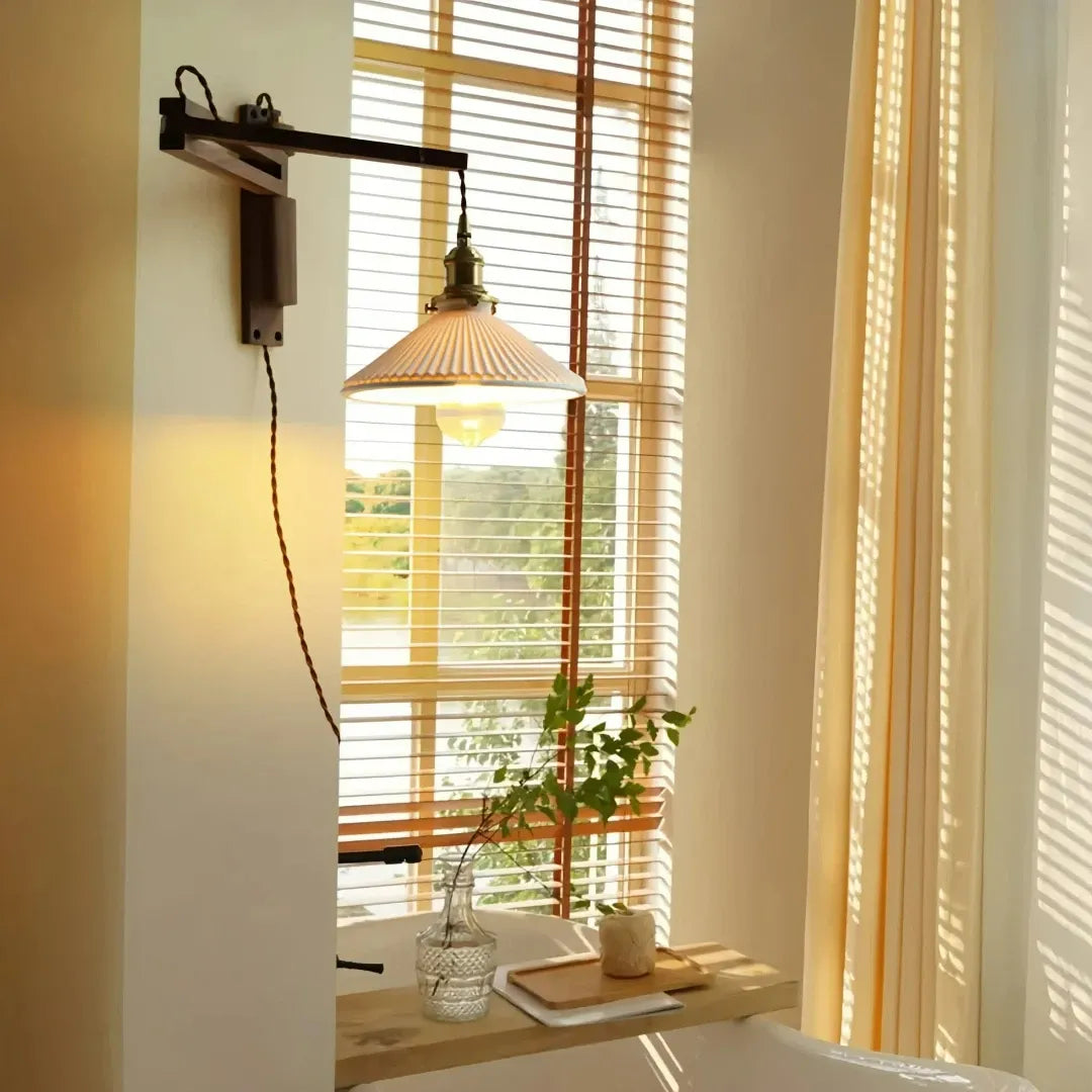 Vintage-Wandleuchte aus Holz mit schwenkbarem Arm und Keramikschirm