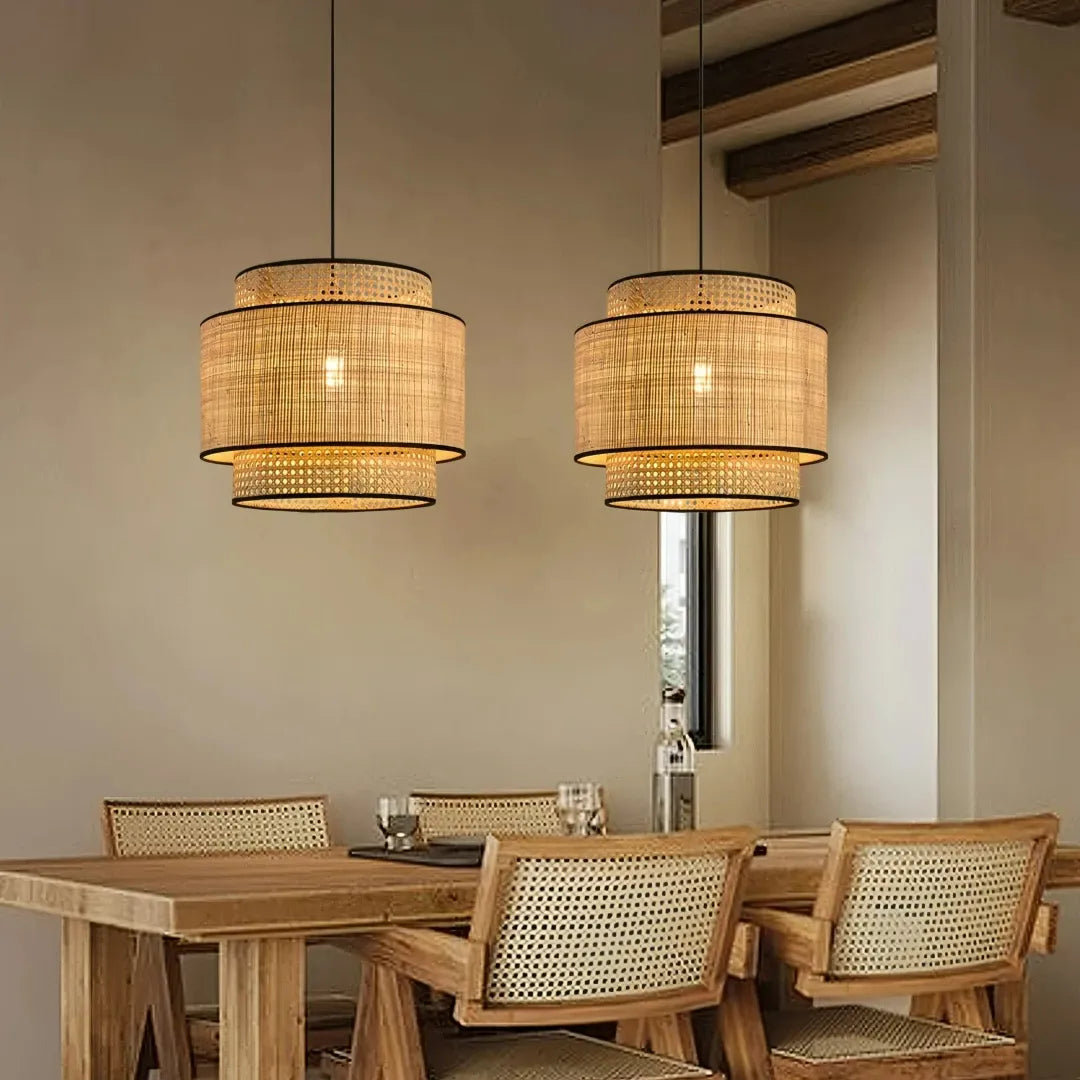 Japandi-Rattanlampe als Pendelleuchte im Wohnbereich