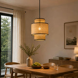 Lichtwirkung der Rattan-Pendelleuchte im Esszimmer