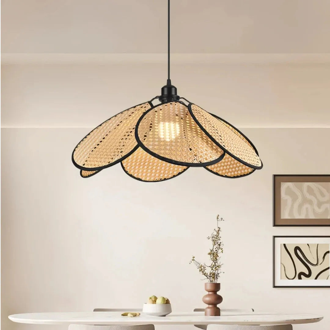 Japanische Pendelleuchte aus Rattan in Blütenform für das Esszimmer