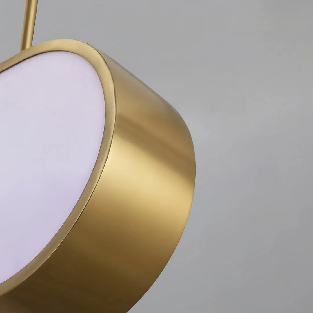 Ovale LED-Pendelleuchte in Gold mit Acrylabdeckung