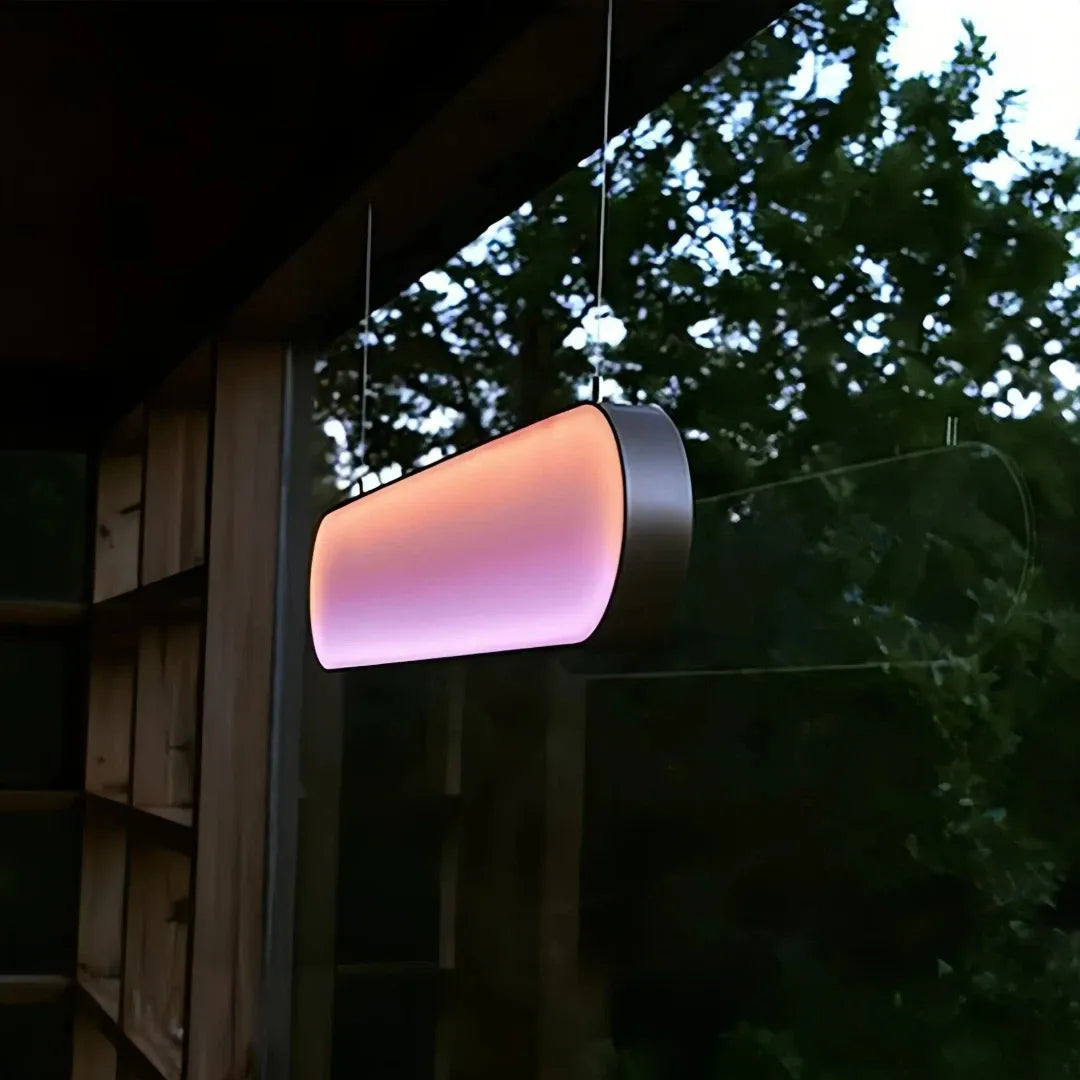Goldene LED-Pendelleuchte in ovaler Form, Seitenansicht