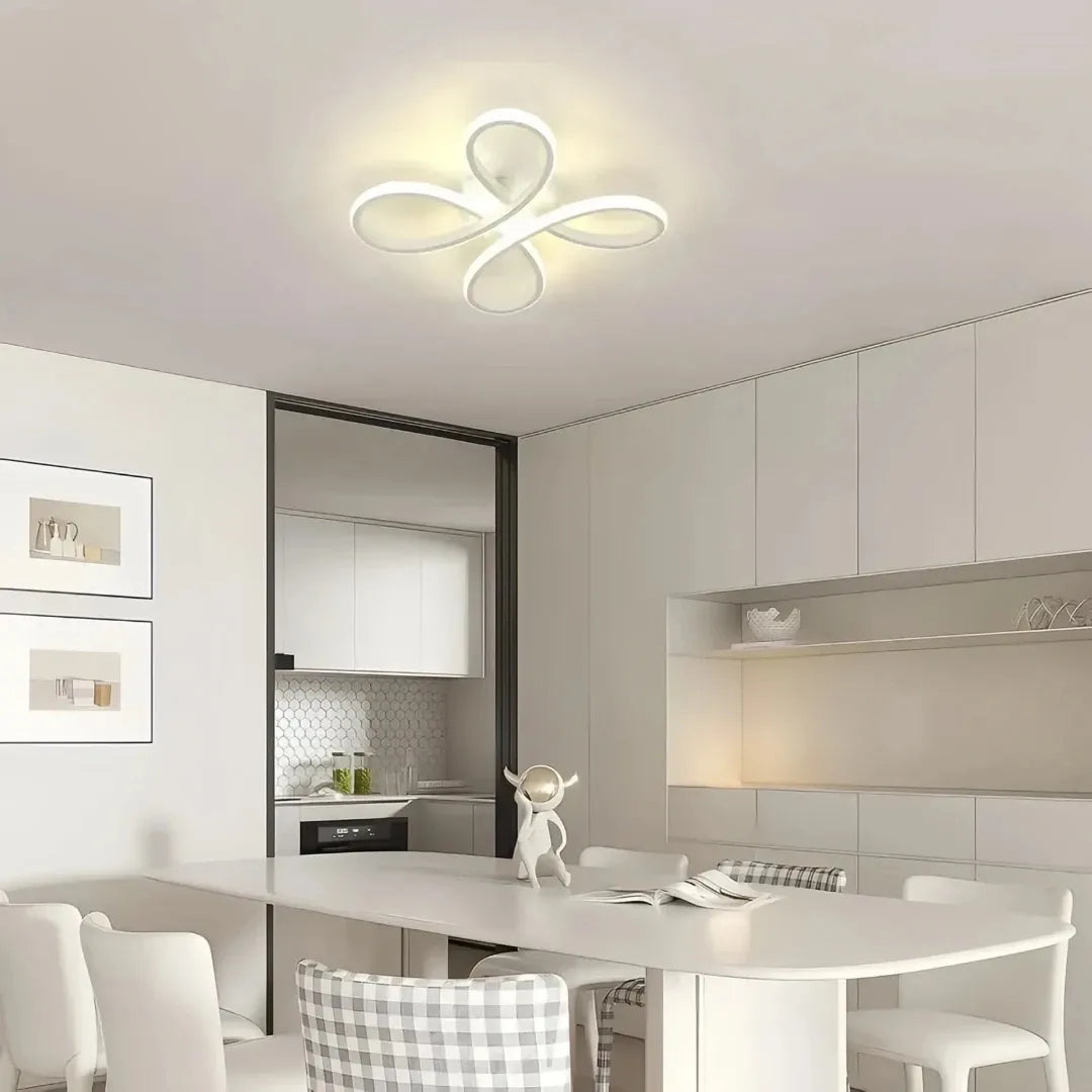 LED-Deckenleuchte im Blumen-Design im Flur