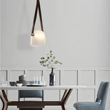 Moderne Pendelleuchte aus Glas und Leder im Helmdesign fürs Esszimmer