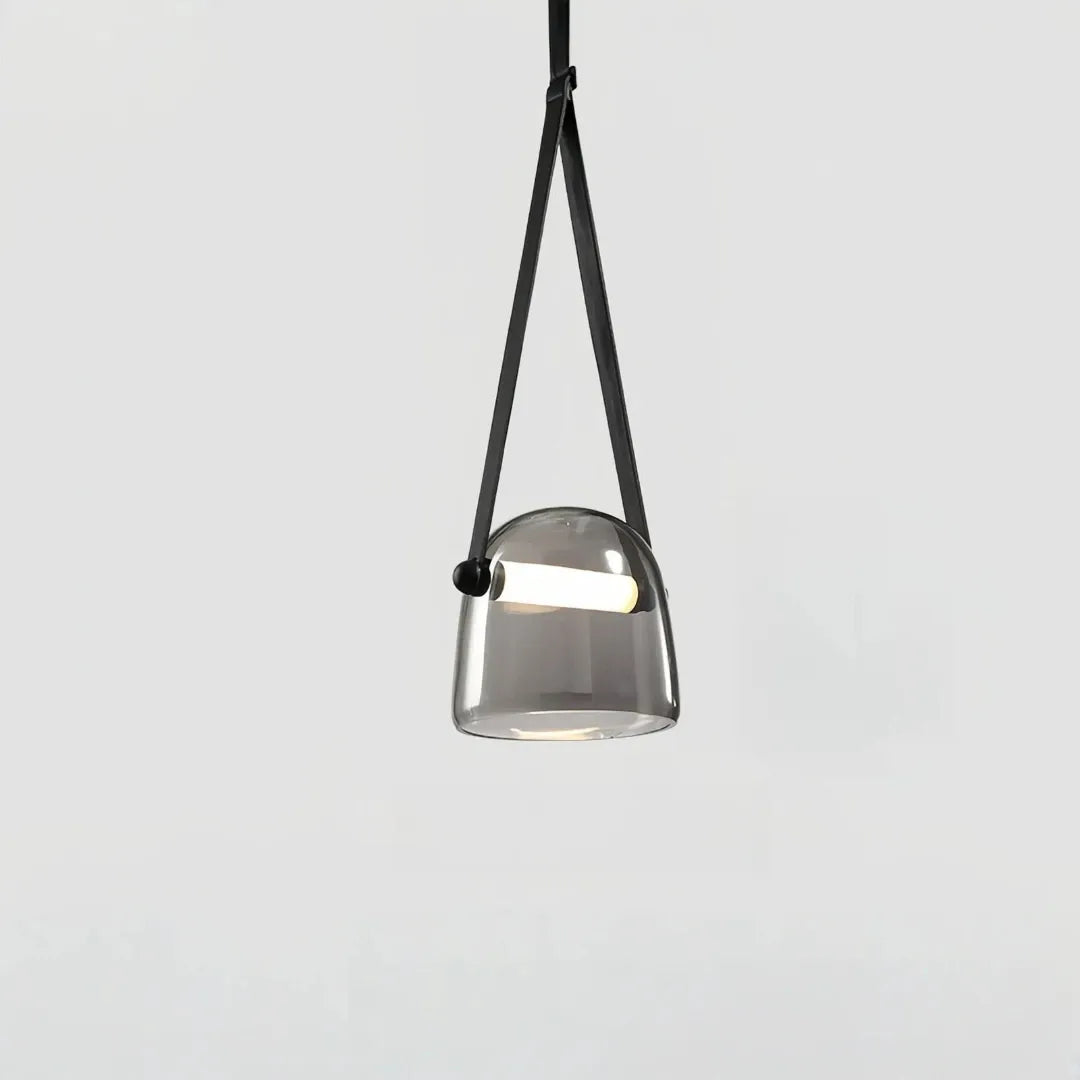 Moderne Pendelleuchte aus Glas und Leder im Helmdesign fürs Esszimmer