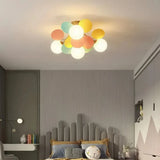 Beleuchtete Kinderzimmer-Deckenlampe mit kugelförmigem Glasschirm