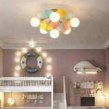 Kinderzimmer-Deckenlampe mit farbigen Acrylblättern in einem hellen Innenraum