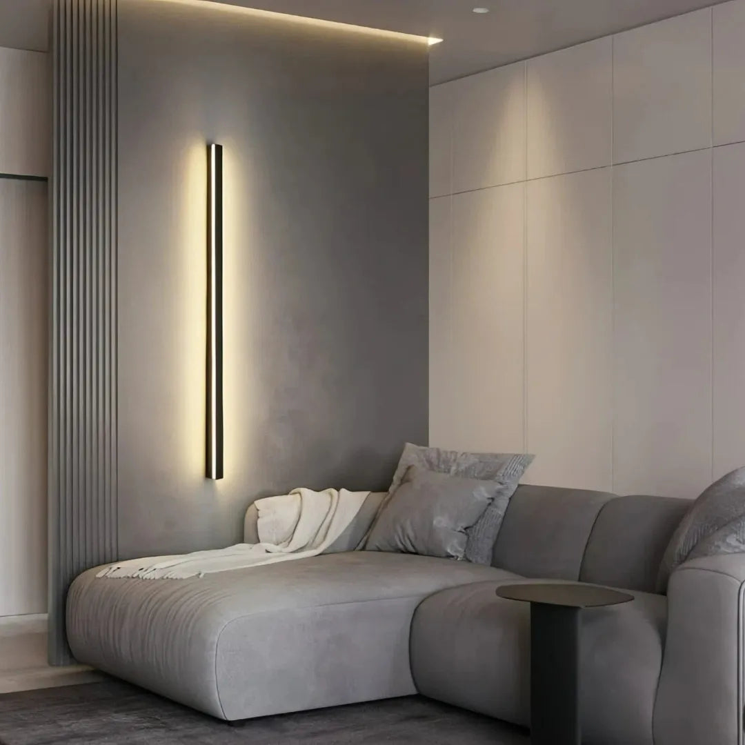 Weiße LED Wandleuchte länglich an der Wand montiert