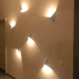 Minimalistische LED-Wandleuchte aus Metall in Dreiecksform