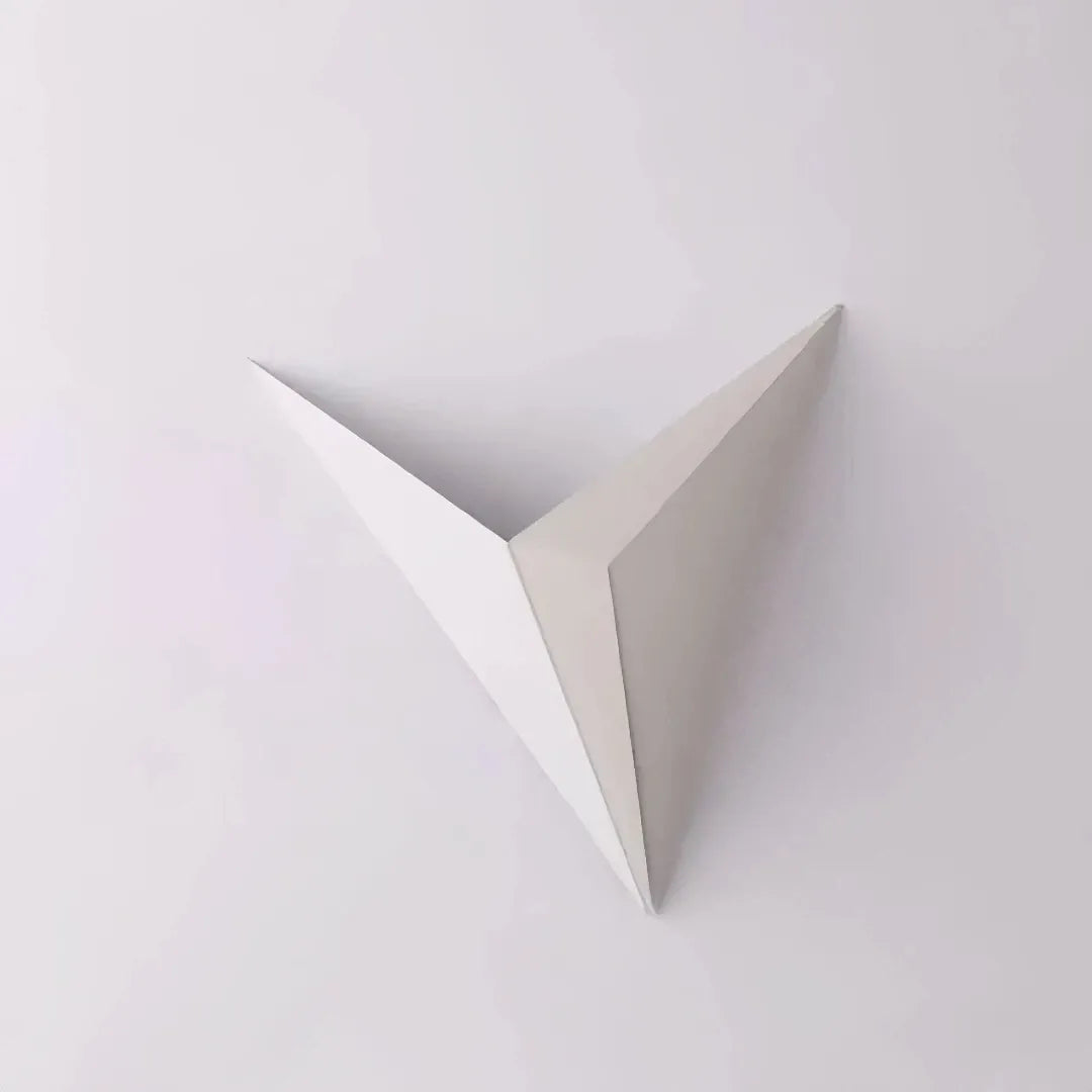 Minimalistische LED-Wandleuchte aus Metall in Dreiecksform