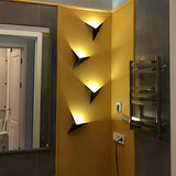 Minimalistische LED-Wandleuchte aus Metall in Dreiecksform