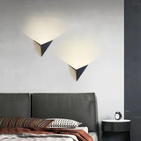 Minimalistische LED-Wandleuchte aus Metall in Dreiecksform