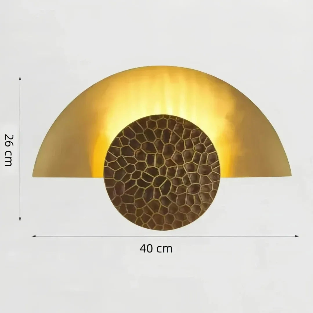 Detailansicht der goldenen Wandleuchte aus Metall