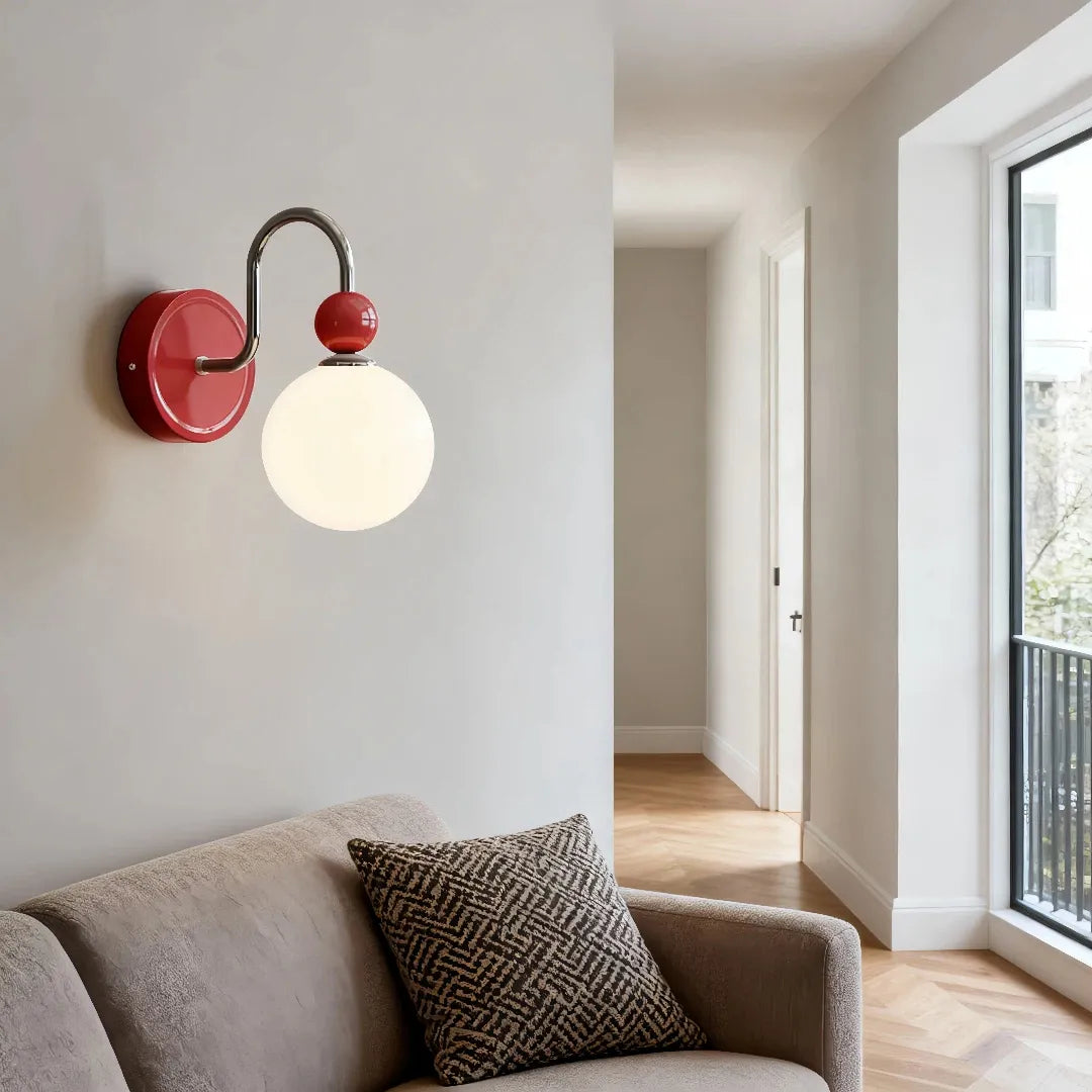 Moderne Kugel-Wandleuchte mit Opalglas fürs Schlafzimmer