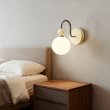Moderne Kugel-Wandleuchte mit Opalglas fürs Schlafzimmer