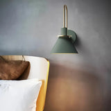 Moderne LED-Wandleuchte aus Metall für das Schlafzimmer, konisches Design