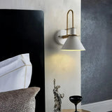 Moderne LED-Wandleuchte aus Metall für das Schlafzimmer, konisches Design