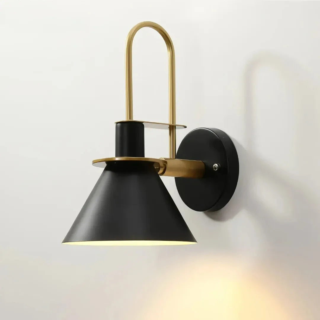 Moderne LED-Wandleuchte aus Metall für das Schlafzimmer, konisches Design
