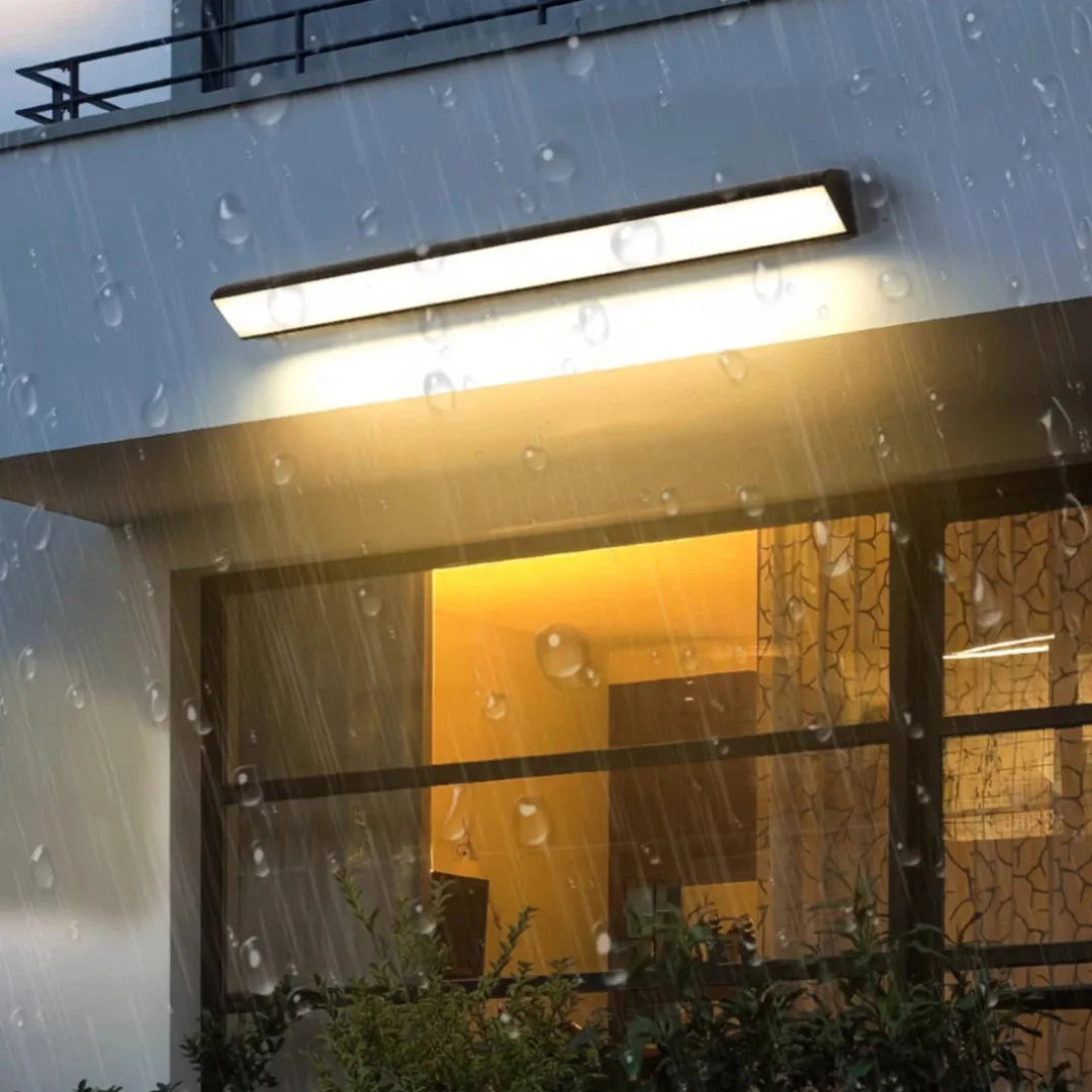 Schwarze Außenwandleuchte mit moderner LED-Beleuchtung für den Hauseingang