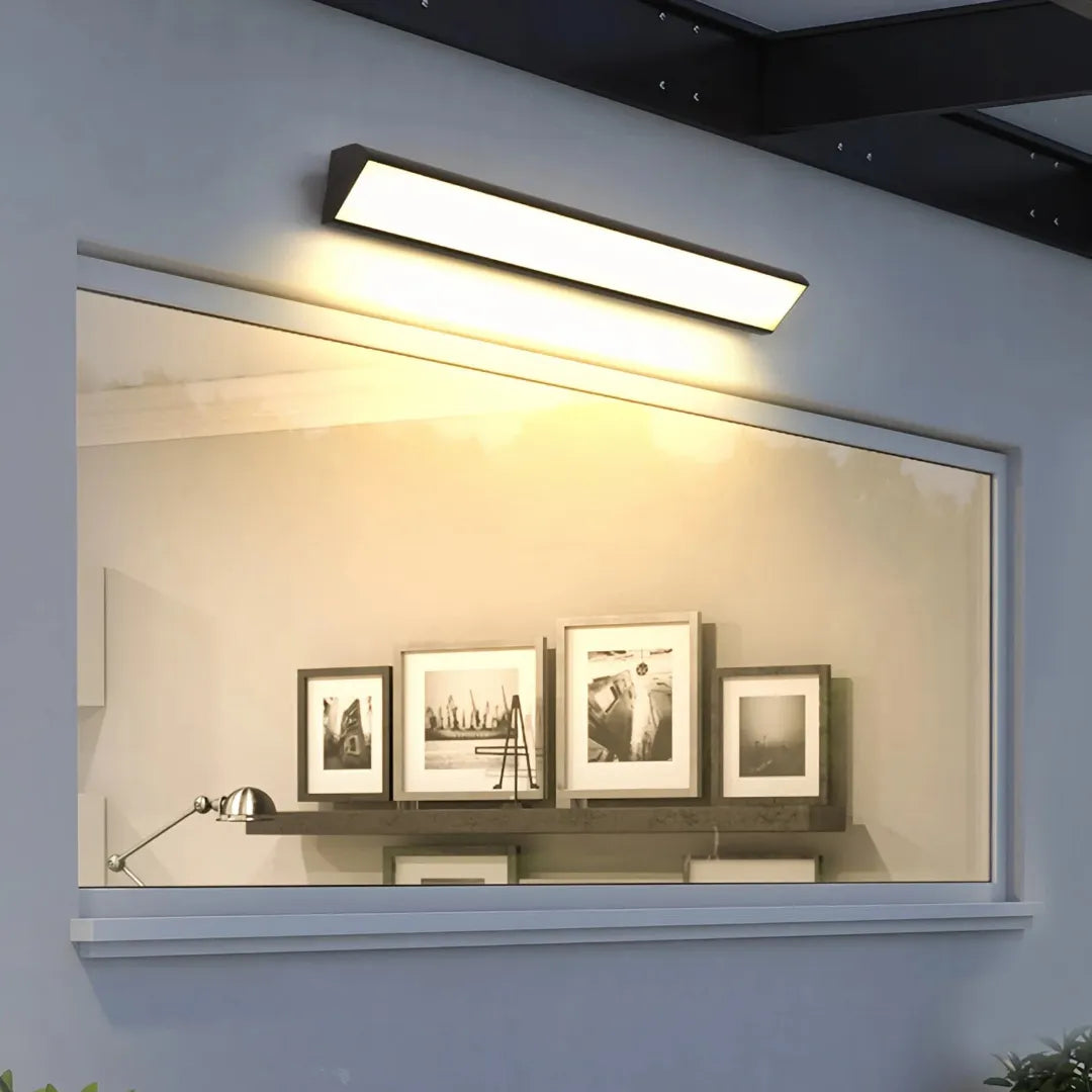 Moderne schwarze LED-Außenwandleuchte an einer Hausfassade 