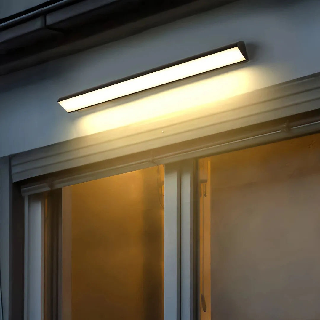 Schlanke LED-Außenwandleuchte aus Aluminium in Schwarz 