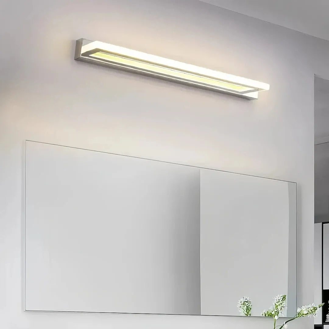  Rechteckige LED-Wandleuchte über einem Badezimmerspiege
