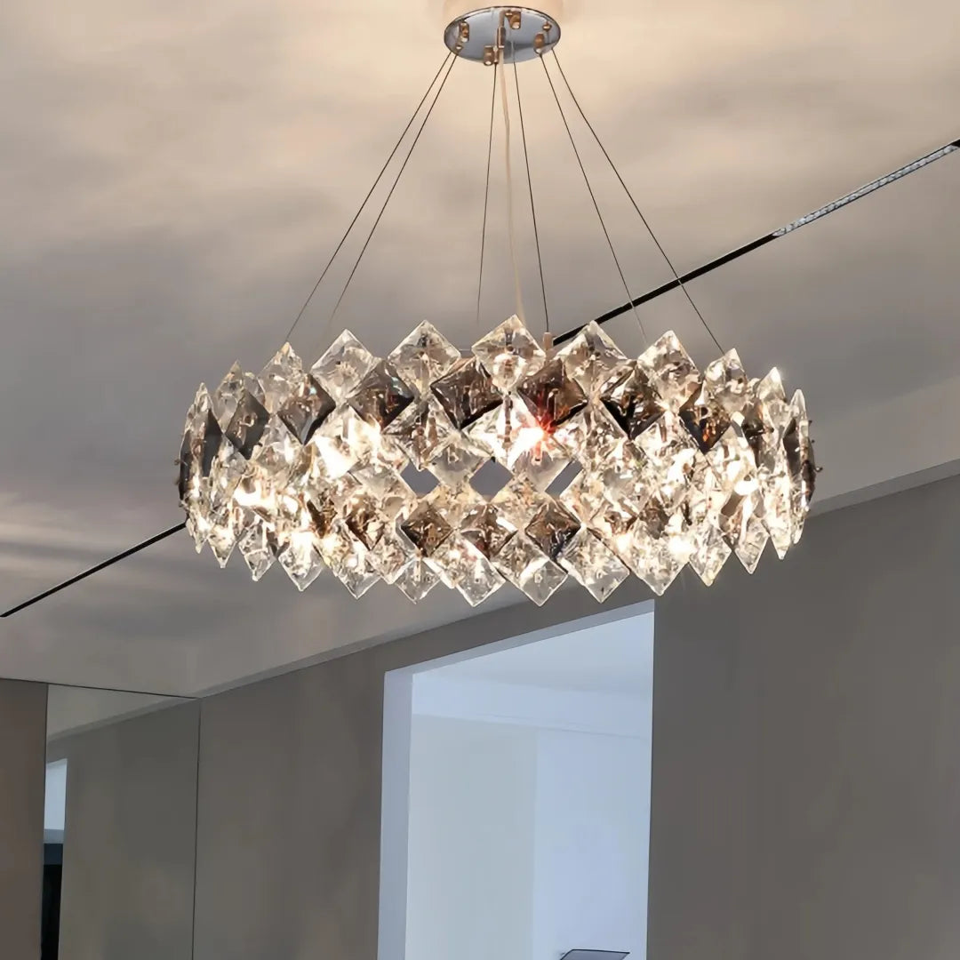 LED-Kristall-Ring-Pendelleuchte über einem Wohnzimmertisch