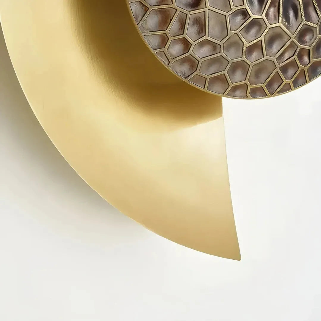 Elegante goldene Wandleuchte aus Metall im modernen Design